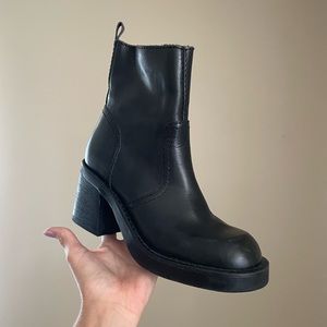 Leather boots. 90s does 70s vibes. In great shape.